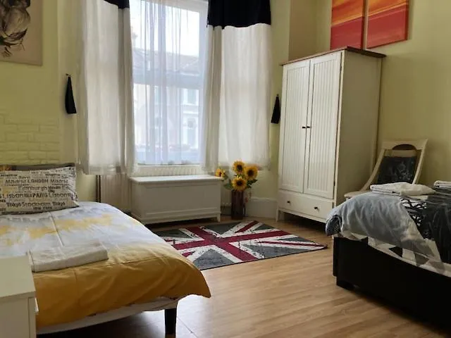 Homestay Comfy Rooms. Shared East London Homestay. United Kingdom