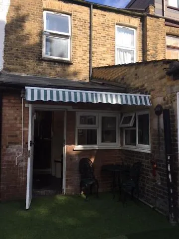 Comfy Rooms. Shared East London Homestay. Homestay