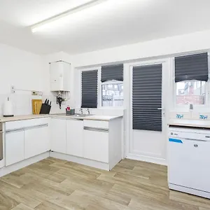 Spacious 3 Bed 1 Bath Hse W Guest Toilet W Parking Near Excel - E16 London