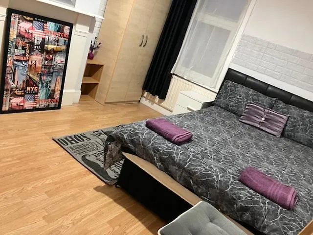 Comfy Rooms. Shared East London Homestay. United Kingdom